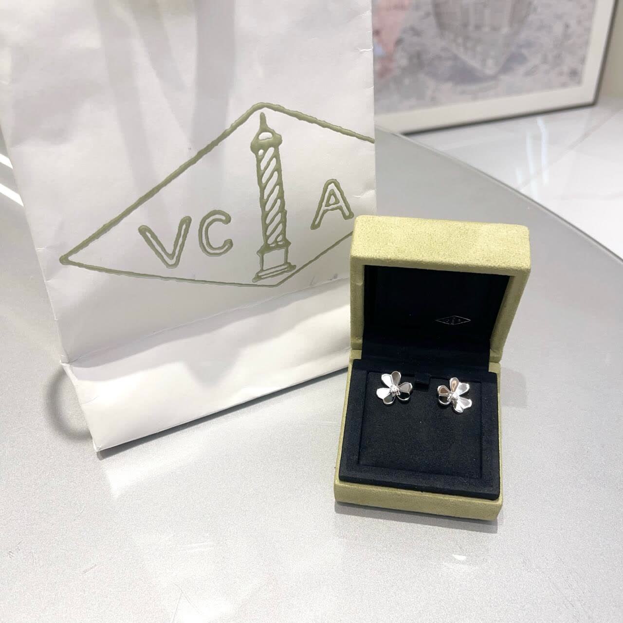 Van Cleef & Arpels Frivole Series Small Flower Earrings